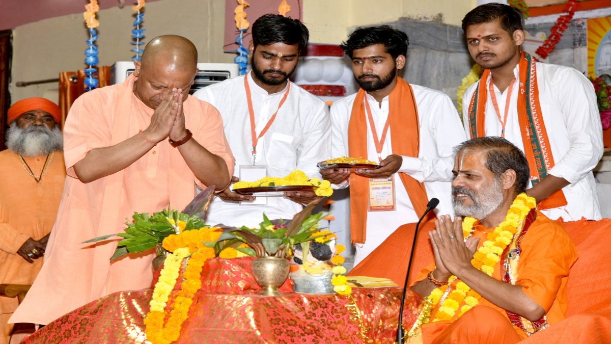 CM Yogi: भोले हैं शिव, बहुत शीघ्र करते हैं भक्तों पर अनुग्रह, गोरखनाथ मंदिर में श्री शिव महापुराण कथा के विश्राम दिवस पर बोले गोरक्षपीठाधीश्वर