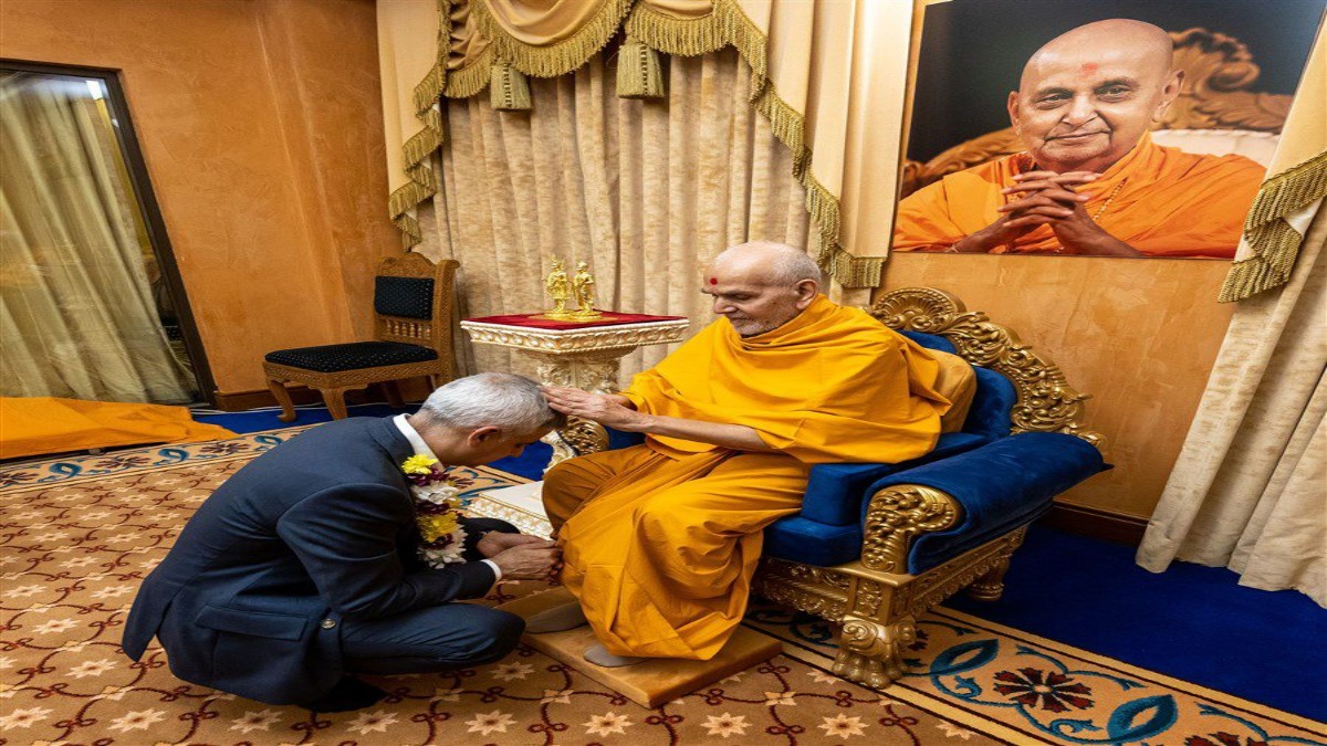 London: लंदन के मेयर सादिक खान ने किया BAPS स्वामीनारायण मंदिर का दौरा, महंत स्वामी से की मुलाकात