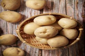 Potato Benefits: सब्जियों का राजा आलू संजीवनी से नहीं है कम, इन बीमारियों को कंट्रोल करने में करता है मदद