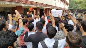 ABVP Protest: एबीवीपी के आंदोलन के बाद डीयू की लॉ फैकल्टी परीक्षाओं की डेटशीट बदलने पर राजी, 26 घंटे तक चला प्रदर्शन