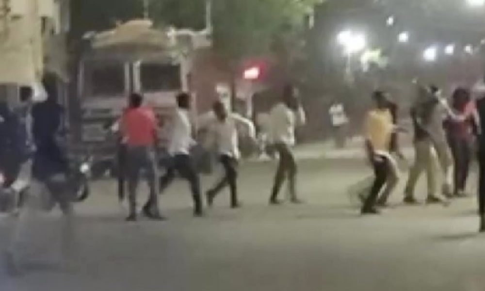 Akola Tension: महाराष्ट्र के अकोला में मामूली विवाद के बाद दो गुटों में हिंसा, 1 की मौत और 3 घायल, 15 गिरफ्तार