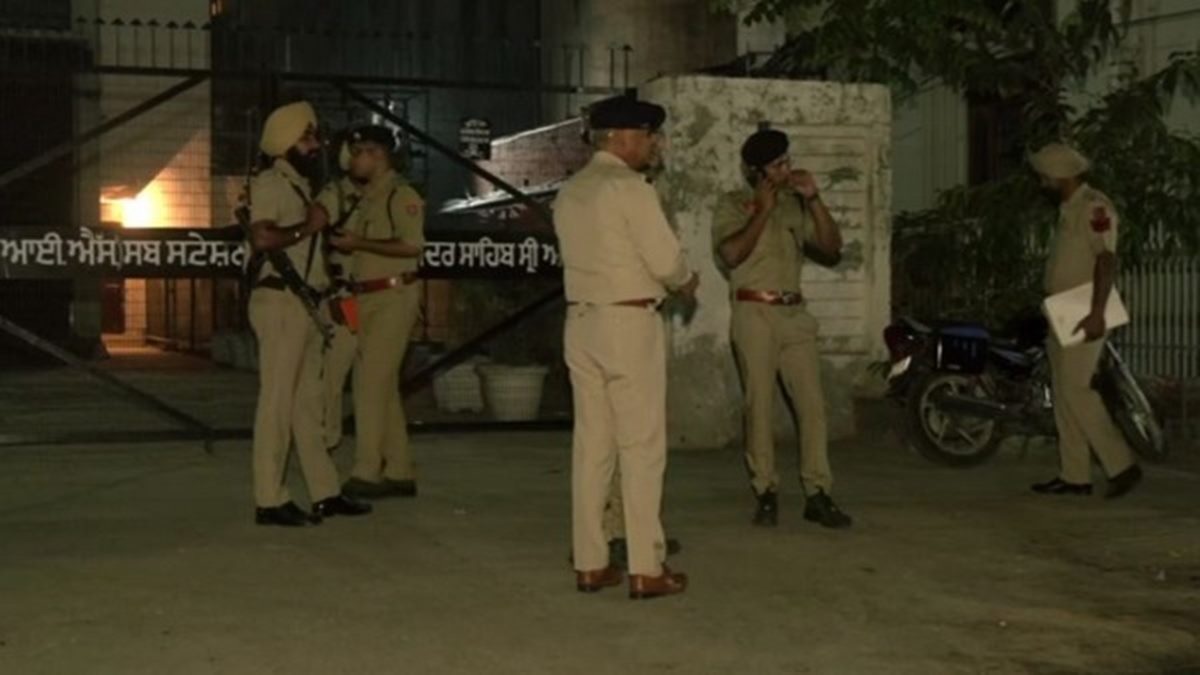 Amritsar Blast: अमृतसर धमाका मामले में पुलिस ने 5 लोगों को किया गिरफ्तार, डर फैलाने के लिए पटाखों वाले विस्फोटकों के इस्तेमाल का आरोप