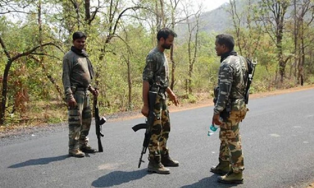 Chattisgarh: सीएम के शपथ ग्रहण से पहले नक्सलियों ने दिया बड़े हमले को अंजाम, IED विस्फोट और फायरिंग में एक जवान शहीद