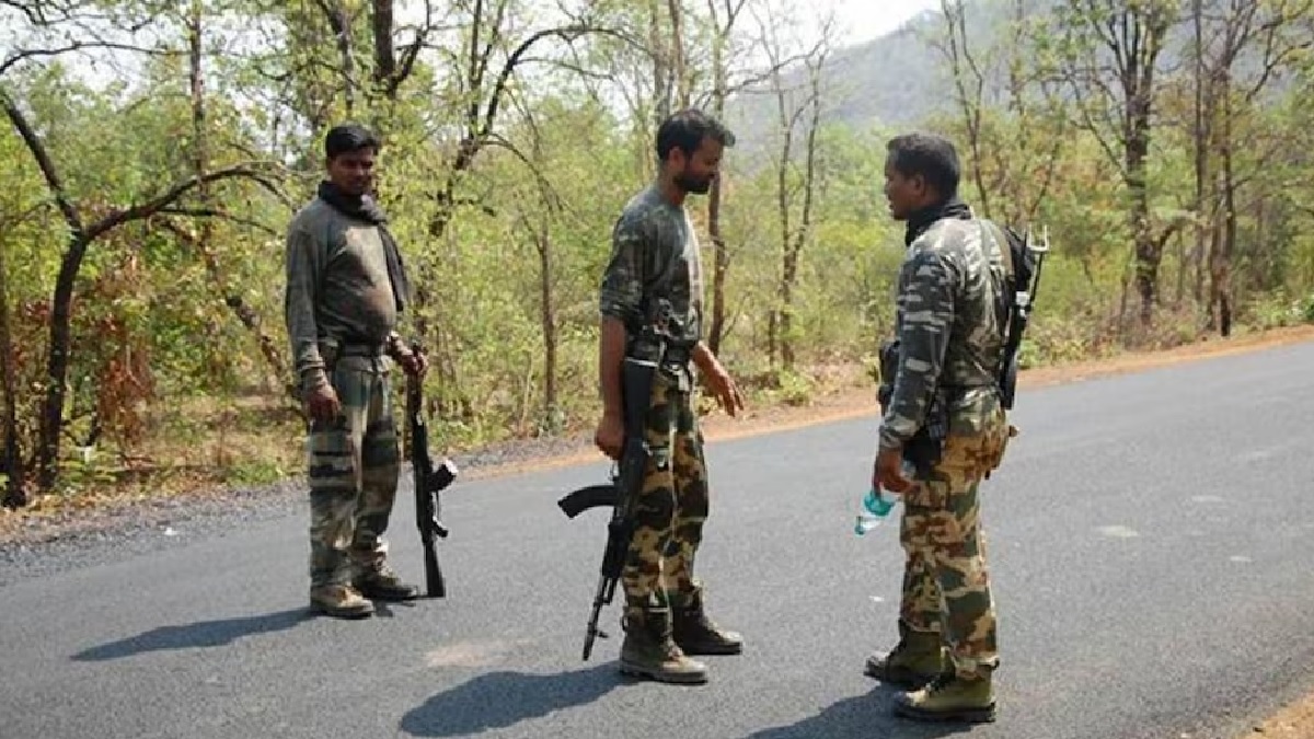 Naxal Encounter : महाराष्ट्र के गढ़चिरौली में सुरक्षाबलों ने तीन नक्सलियों को मौत के घाट उतारा, एके 47, कार्बाइन व अन्य हथियार बरामद