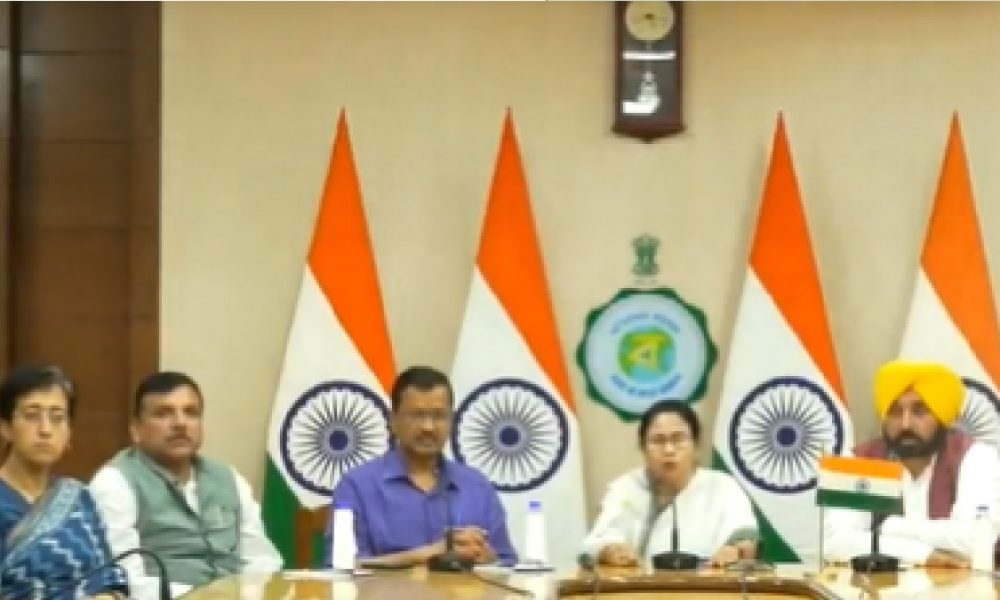 CM Kejriwal: केंद्र के अध्यादेश को लेकर सीएम केजरीवाल के समर्थन में उतरी ममता बनर्जी, BJP पर साधा निशाना