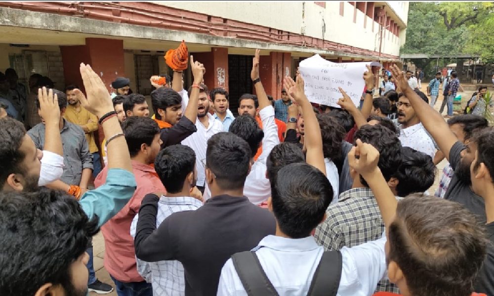 DU: अभाविप का डीयू की लॉ फैकल्टी में परीक्षा सारणी में बदलाव को लेकर प्रदर्शन