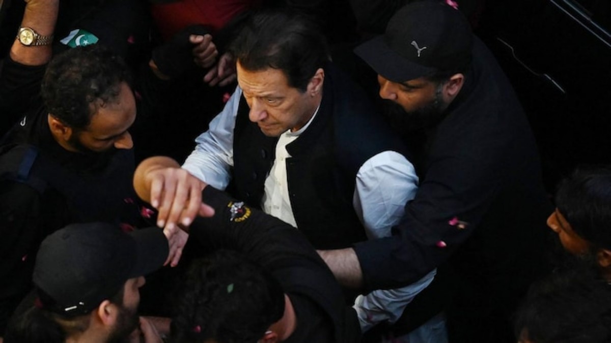 Imran Khan Arrest: शीशा तोडा, समर्थकों को पीटा, फिर घसीटते हुए इमरान को ले गए पाक रेंजर्स, तस्वीरों में देखिए पूर्व PM की गिरफ्तारी
