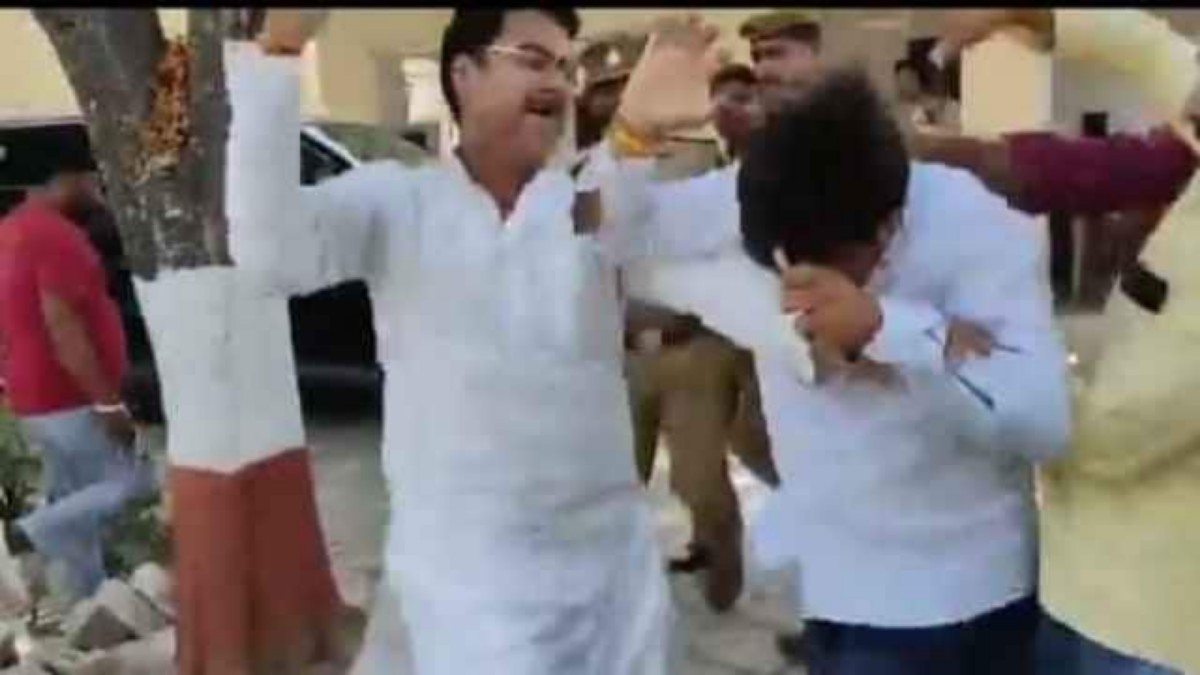 UP: यूपी कोतवाली में गुंडा बना सपा विधायक, पुलिस के सामने बीजेपी प्रत्याशी के पति की लात-घूंसों से की पिटाई