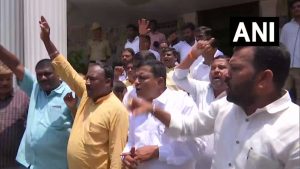 Karnataka: कर्नाटक विधानसभा में मंत्रिमंडल के विस्तार पर हंगामा..विभागों के बंटवारे को लेकर नाराज दिखे कांग्रेस नेता