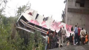 Jammu Kashmir Bus Accident: जम्मू-कश्मीर में वैष्णों देवी के दर्शन के लिए जा रहे श्रद्धालुओं की बस खाई में गिरी, 10 लोगों की मौत, कई गंभीर