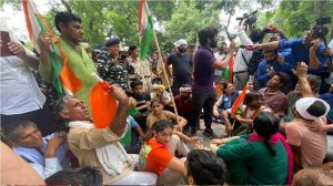 Wrestlers Protest: जंतर-मंतर पर भारी बवाल, हिरासत में लिए गए कई पहलवान, बजरंग पुनिया ने कहा- ये लोकतंत्र नहीं है…
