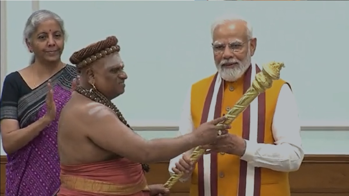 PM Modi Meets Adheenams: नई संसद भवन के उद्घाटन से पहले तमिलनाडु के अधीनम से मिले पीएम मोदी, प्रधानमंत्री को सौंपा सेंगोल