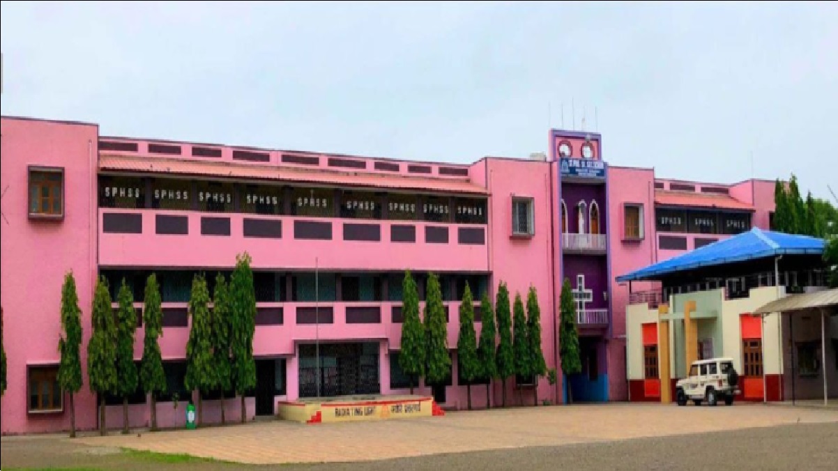 Khandwa: खंडवा की मिशनरी स्कूल में बकरीद पर छात्रों से पढ़वाया कलमा, घटना से हिन्दू संगठनों में आक्रोश