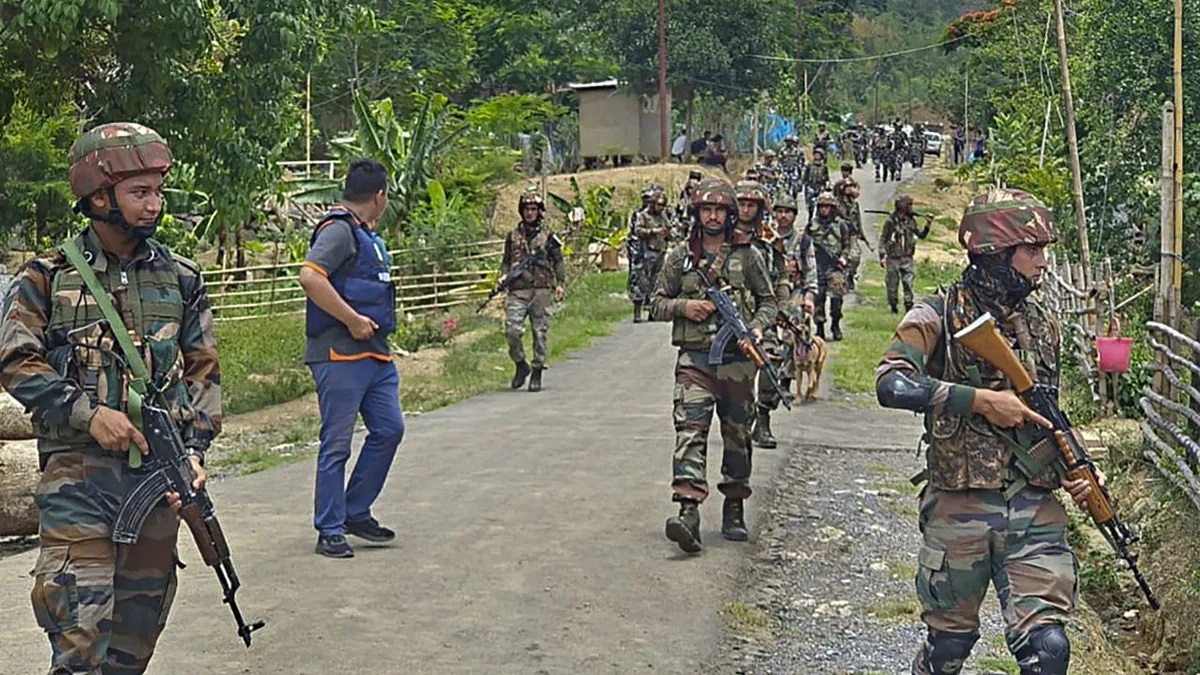Manipur Violence: मणिपुर में सेना की छावनी से हथियार लूटने की आतंकियों की कोशिश नाकाम, 1 की मौत और कई घायल