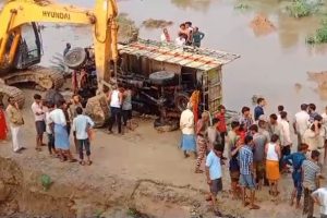 MP Datia Accident: मध्य प्रदेश के दतिया में दर्दनाक हादसा, नदी में गिरा बारात लेकर लौट रहा वाहन, 12 की मौत