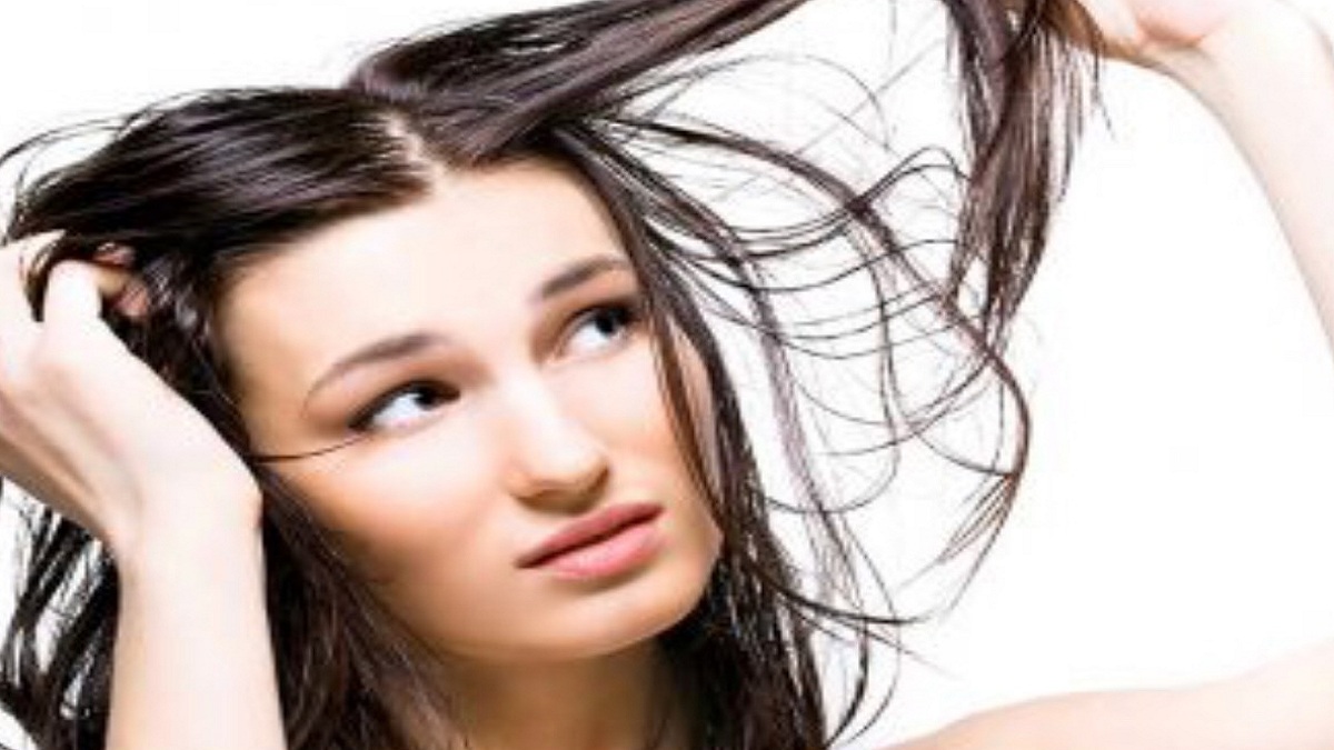 Hair Care Tips: रसोई में पड़ा ये सामान दिलाएगा गर्मी में चिपचिपे बालों से छुटकारा, आज से ही करें ये उपाय