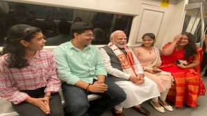 PM Modi In Delhi Metro: दिल्ली विश्वविद्यालय के शताब्दी समारोह में शामिल होने मेट्रो से पहुंचे PM मोदी, युवाओं से की बातचीत