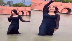 Viral Video: अयोध्या के सरयू नदी में हसीना का ऐसा डांस देख भड़के श्रद्धालु,सोशल मीडिया पर लगाई क्लास