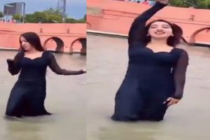 Viral Video: अयोध्या के सरयू नदी में हसीना का ऐसा डांस देख भड़के श्रद्धालु,सोशल मीडिया पर लगाई क्लास