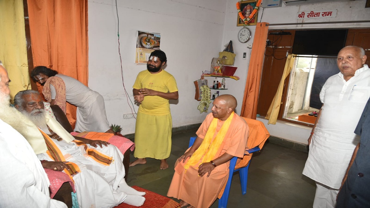 UP: राम जन्मभूमि के शीर्ष संतों-महंतों से मिले CM योगी, अयोध्या में करेंगे जनसभा