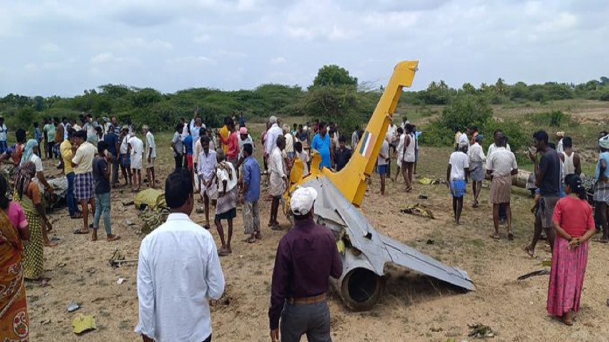 Aircraft Crash in Karnataka: कर्नाटक के चामराजनगर में IAF का ट्रैनी विमान हुआ क्रैश, दोनों पायलट सुरक्षित