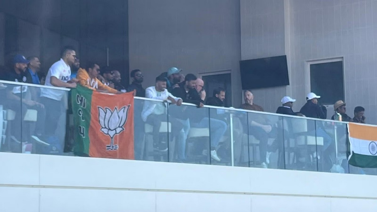 Ind vs Aus WTC Final 2023: फाइनल मैच में मैदान में कुछ फैन्स ने लहराया BJP का झंडा, तो लोगों ने दिए ऐसे रिएक्शन