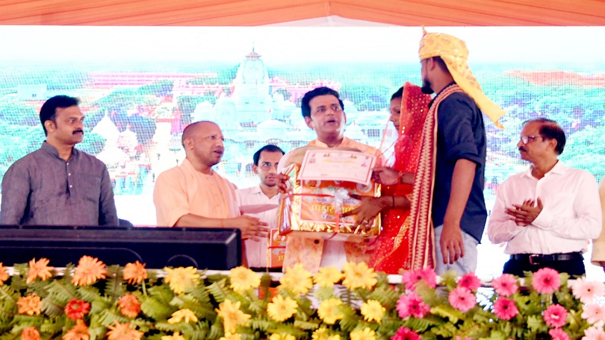 UP: सामूहिक विवाह समारोह में सम्मिलित हुए CM योगी, दिया नव जोड़ों को आशीर्वाद