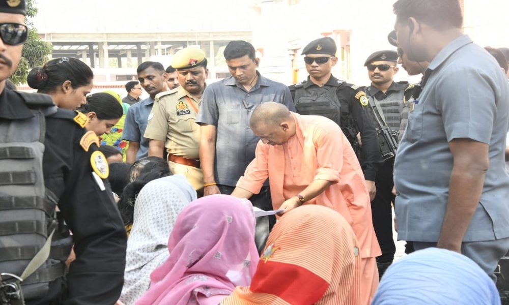 Gorakhpur News: लगातार तीसरे दिन जनता दर्शन में CM योगी ने सुनीं लोगों की समस्याएं, कहा-आवास दिलाएंगे, इलाज भी कराएंगे