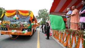 UP: CM योगी ने 100 नई बसों को हरी झंडी दिखाई, बोले-सुगम और सुरक्षित यात्रा हर नागरिक का अधिकार
