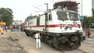 Coromandel Express: बालासोर हादसे के बाद एक बार फिर पटरी पर दौड़ी कोरोमंडल एक्सप्रेस, घटनास्थल के पास रेंगती आई नजर