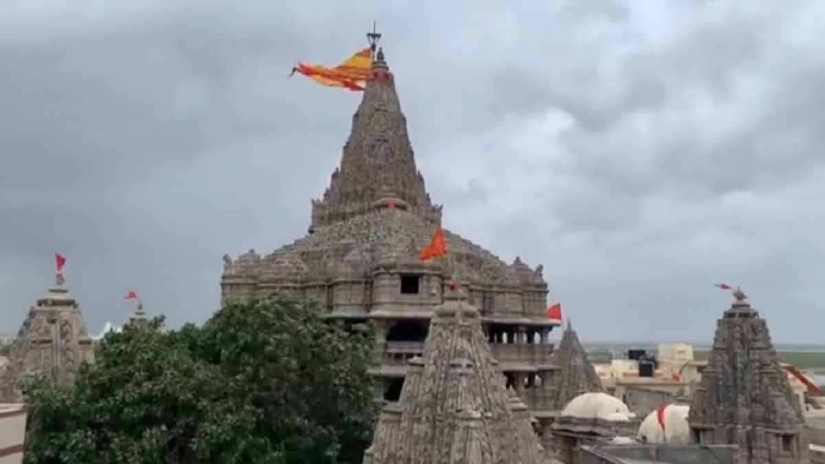 Biparjoy Cyclone: चक्रवात ‘बिपरजॉय’ के बीच द्वारकाधीश मंदिर में फहराए गए दो झंडे, लोगों हो रहे हैं चकित