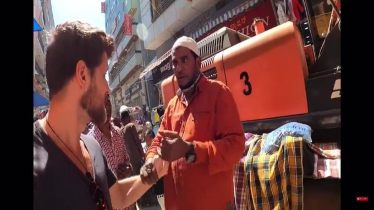 Banglore: बेंगलुरु के चोर बाजार में डच यूट्यूबर के साथ हुआ दुर्व्यवहार, कई धाराओं में केस दर्ज