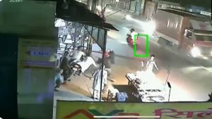 Delhi Crime: दिल्ली में बदमाशों के हौसले बुलंद, प्रगति मैदान के बाद मंडोली में बुजुर्ग से एक लाख की लूट, देखें CCTV फुटेज