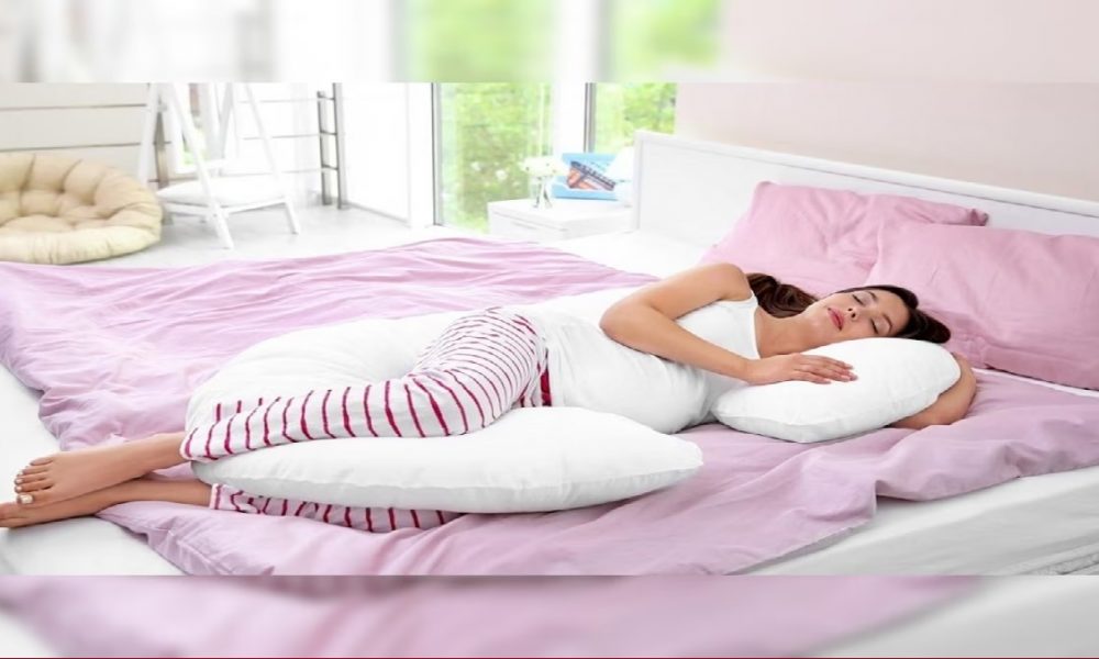 Pillow Benefits: सिर ही नहीं घुटनों के बीच में लगाकर सोए तकिया, फायदें इतने की उड़ जाएंगे होश!