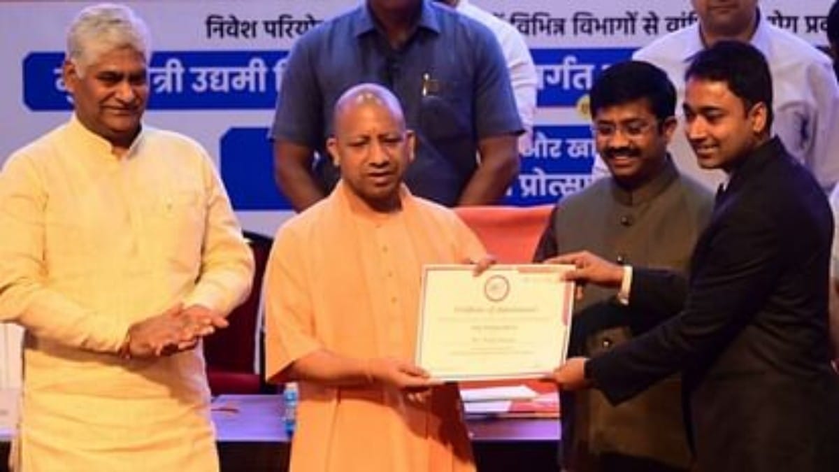 Yogi Adityanath: मुख्यमंत्री योगी आदित्यनाथ ने 102 उद्यमी मित्रों को नियुक्ति पत्र के साथ ही विभिन्न उद्यमियों को 232 करोड़ रुपए की प्रोत्साहन राशि का किया वितरण