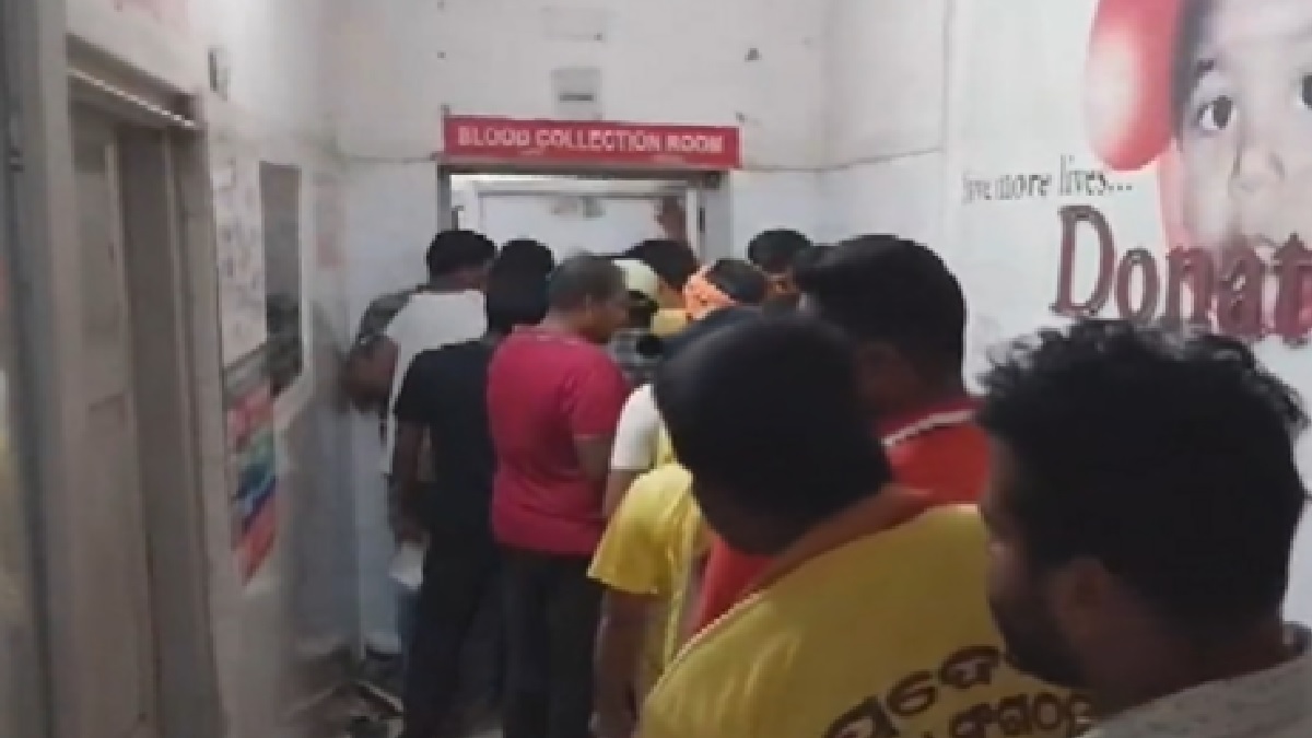 Balasore Train Accident: बालासोर में ट्रेन हादसे के बाद देवदूत की तरह पहुंचे स्थानीय लोग, अस्पतालों में रक्तदान करने वालों की कतार