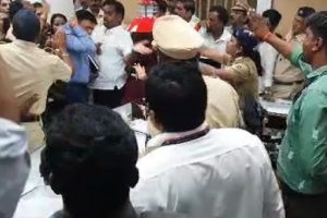 BMC Officer Beaten: उद्धव गुट के लोगों ने बीएमसी अफसर को पीटा, पूर्व मंत्री अनिल परब समेत 15 पर केस, 4 गिरफ्तार, Video