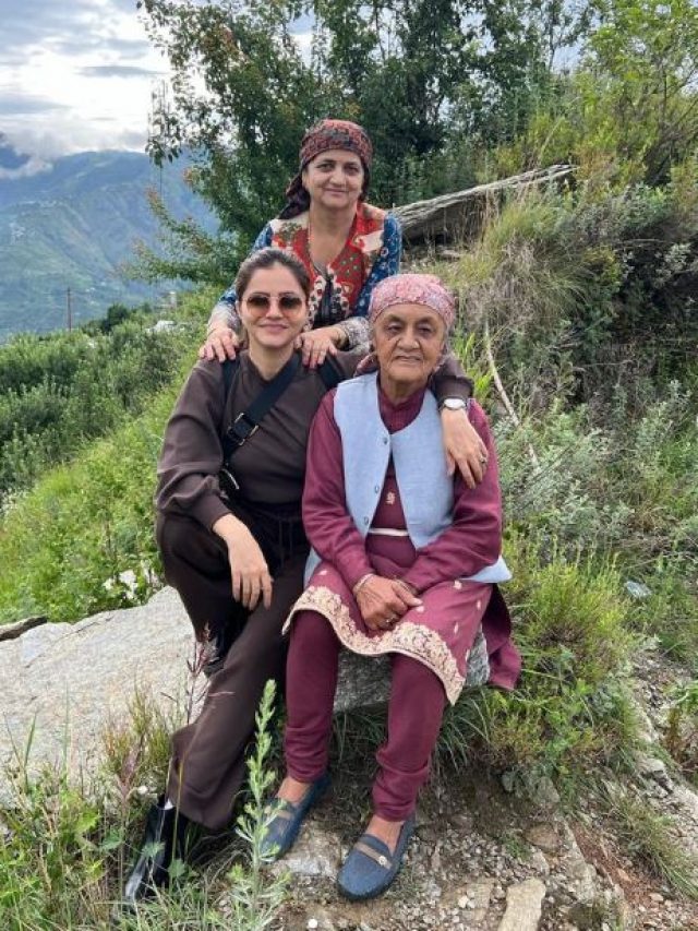Rubina Dilaik Photos: दादी और मां के साथ पहाड़ों की वादियों में लुफ्त उठाती दिखीं रूबीना दिलैंक