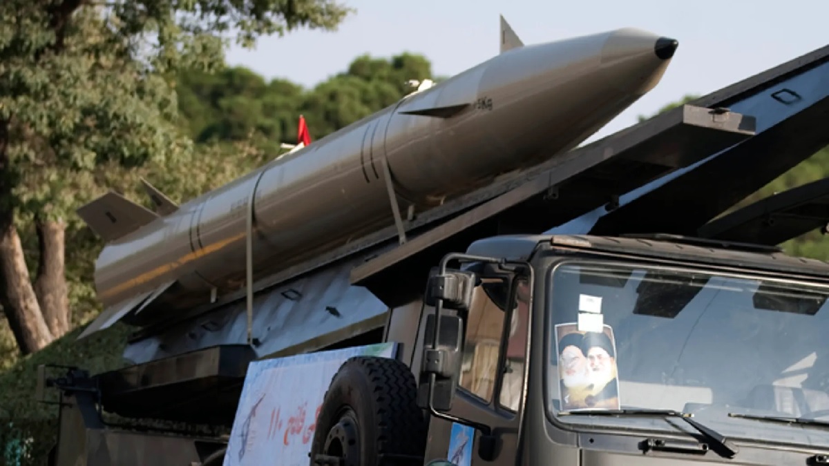 Iran Tests Hypersonic Missile: ईरान ने फतह हाइपरसोनिक मिसाइल का किया परीक्षण, अमेरिका से तनातनी बढ़ने की आशंका