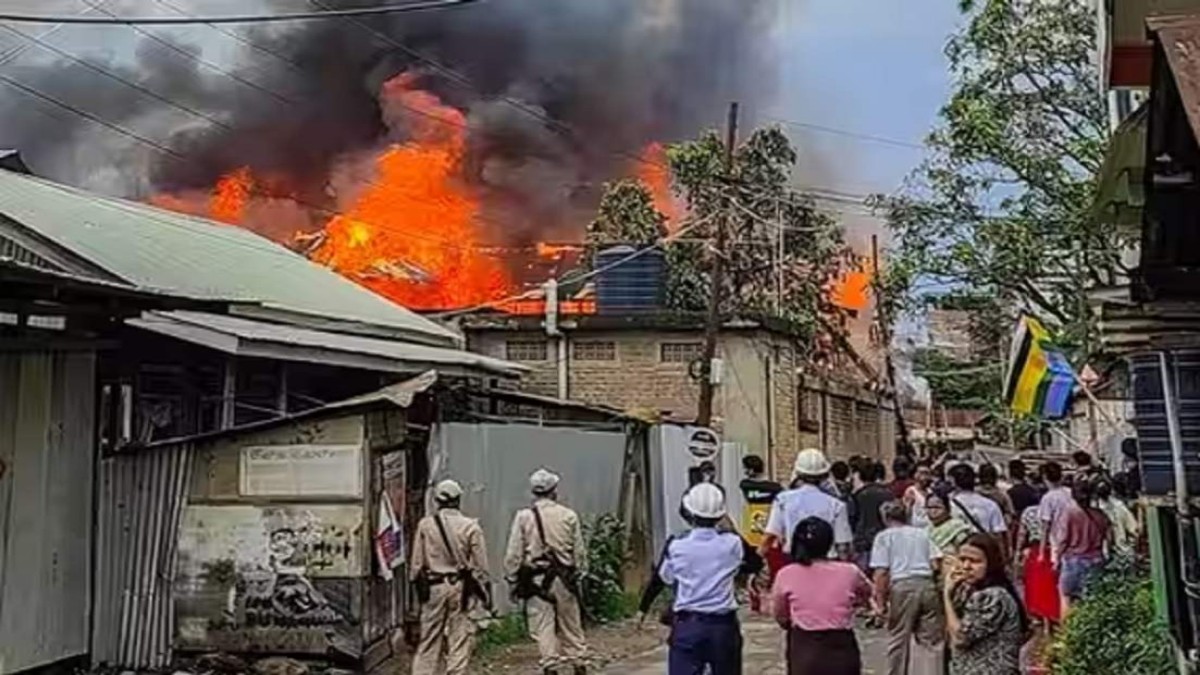 Manipur Violence: थम नहीं रहीं मणिपुर में हिंसा की घटनाएं, तमाम घरों में आगजनी, गोली लगने से शख्स घायल