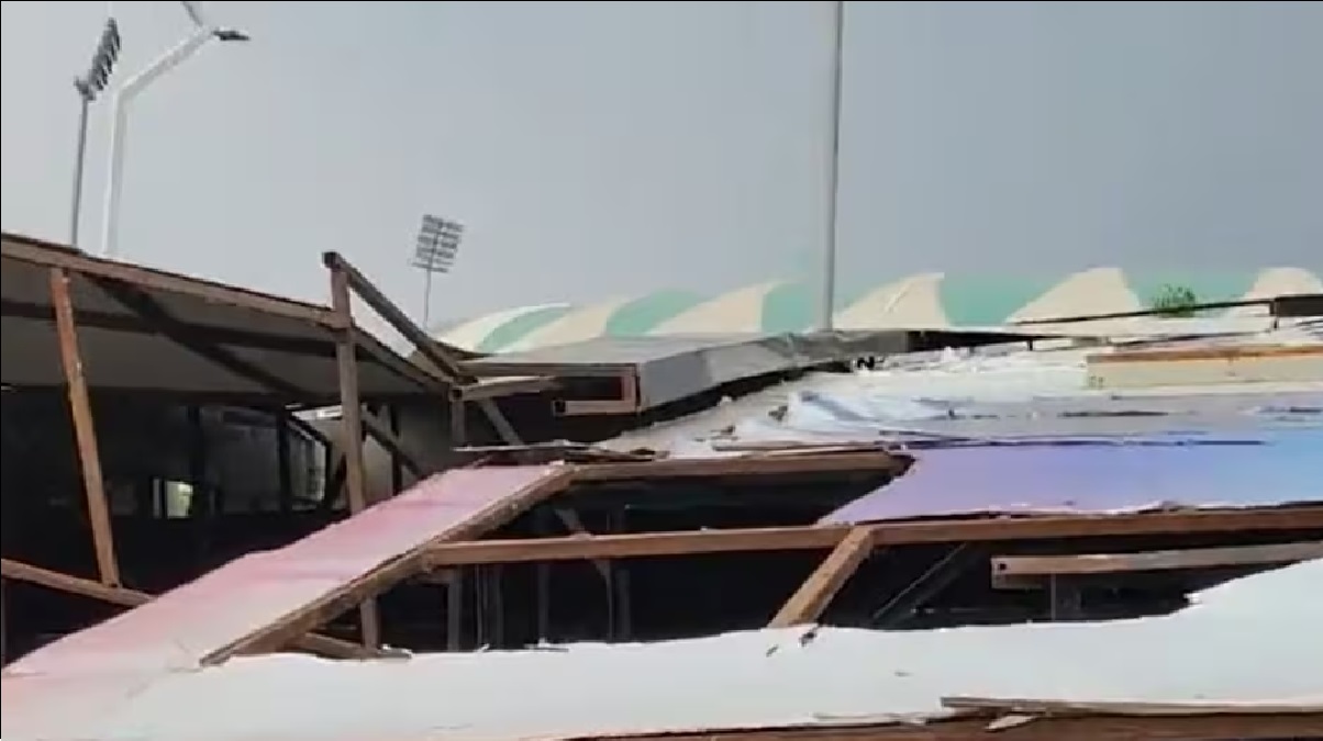 Lucknow: भरभराकर गिरा लखनऊ का इकाना स्टेडियम का बोर्ड, मलबे में एक शख्स के दबने की खबर, रेस्क्यू ऑपरेशन जारी