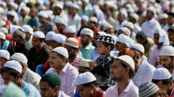 Muslim Population In India Increases: 65 साल में भारत में 43 फीसदी बढ़ी है मुस्लिमों की आबादी जबकि हिंदुओं की संख्या घटी, जानिए अन्य समुदायों का हाल
