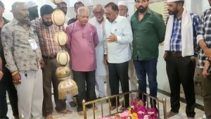 Maharashtra: महाराष्ट्र में फिर सियासी उबाल, बाबा साहब आंबडेकर के पोते प्रकाश आंबेडकर ने औरंगजेब के कब्र पर टेका माथा