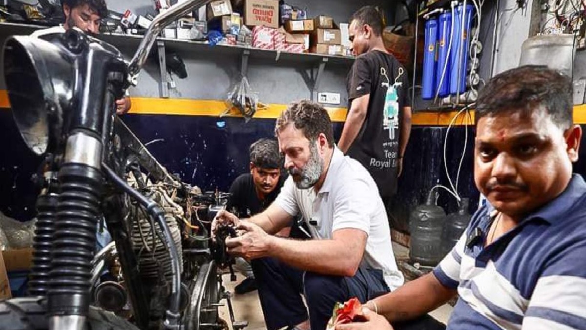 rahul gandhi as bike mechanic 1