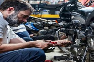 Rahul Gandhi Becomes Bike Mechanic: बाइक मैकेनिक बन गए राहुल गांधी! यूजर्स ने दिए ऐसे रिएक्शन