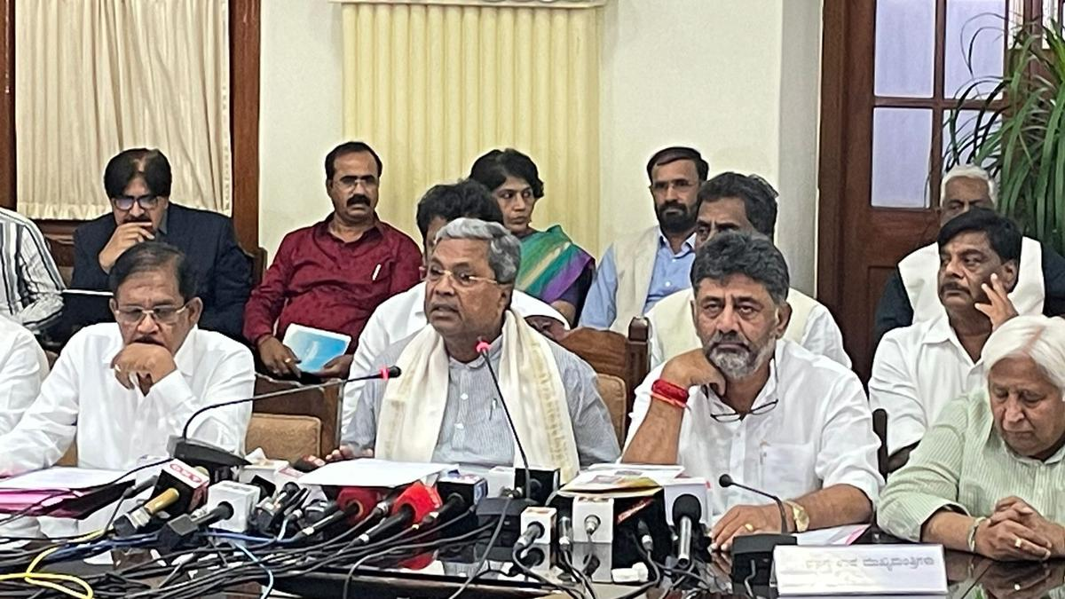 Karnataka Cabinet: कर्नाटक सरकार ने शुरू किया मेनिफेस्टो के 5 वादों पर काम, इस तारीख से शुरू होंगी योजनाएं!
