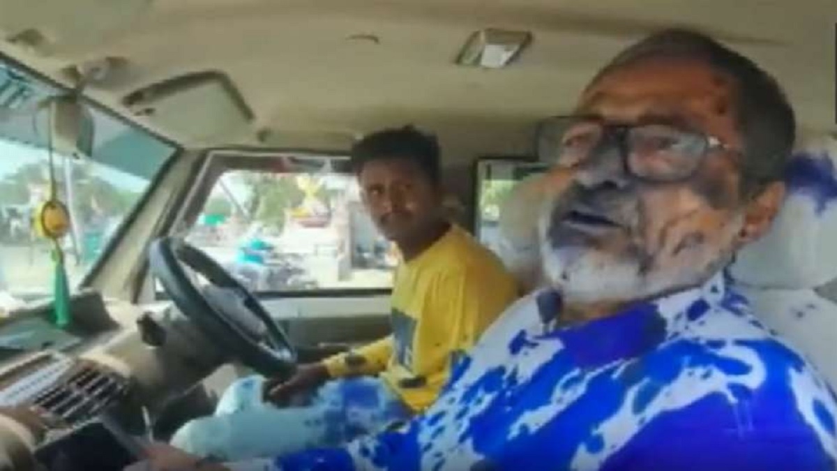 Madhya Pradesh: दमोह में शिक्षा अधिकारी पर लोगों ने फेंकी स्याही, लगाए ‘जय श्री राम’ के नारे, VIDEO वायरल
