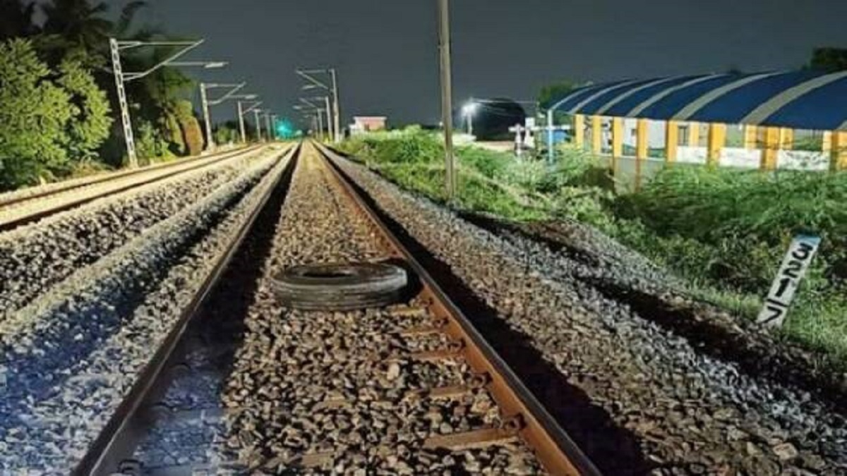 Tamilnadu: तिरुचिरापल्ली में टल गया बड़ा रेल हादसा, ट्रैक पर रखे लॉरी के टायर से ट्रेन की टक्कर, जांच में जुटी पुलिस