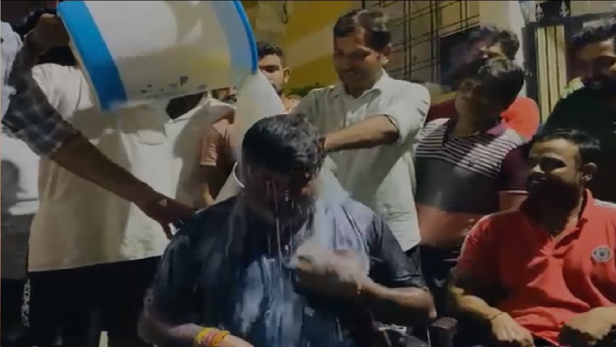 Video: खानपुर विधायक उमेश कुमार को लोगों ने दूध से नहलाया, जानिए आखिर क्या है पूरा मामला