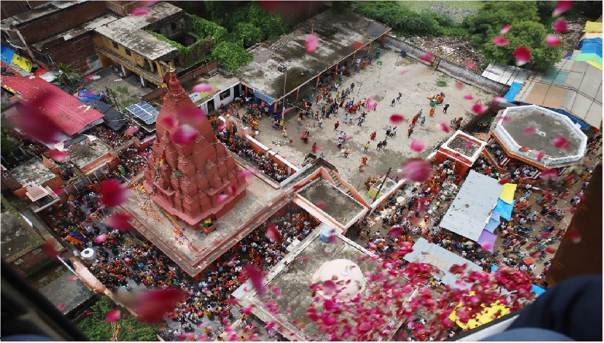 UP: सावन के चौथे सोमवार को कुंभ नगरी प्रयागराज में शिव भक्तों का हुआ सम्मान, हेलीकॉप्टर से की गई पुष्पवर्षा